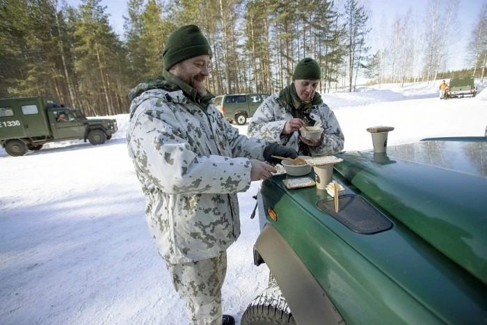 Prawie jedna trzecia dorosłej populacji kraju skandynawskiego to rezerwiści, co oznacza, że Finlandia może czerpać z jednej z największych sił zbrojnych